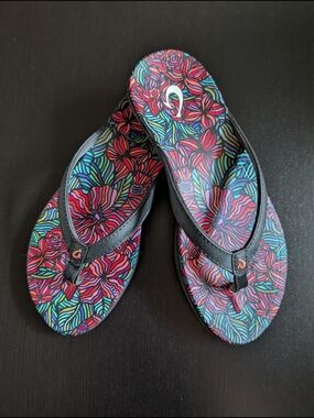 OluKai Women's Black/Pink/Blue Multicolor Floral Footbed Flip Flops SZ 6